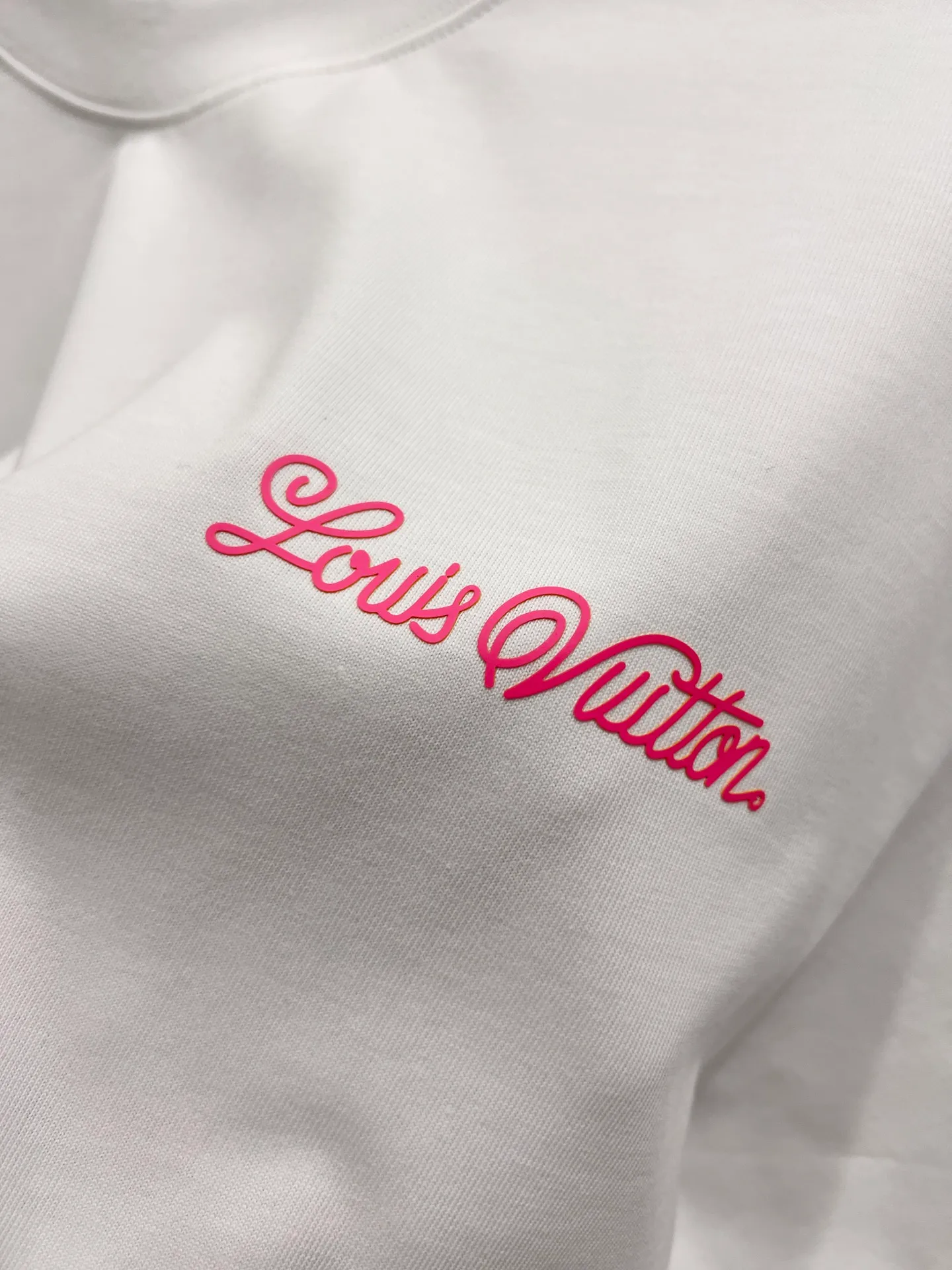 🅿️190 1v Louis* 2025 autumn and winter new style, classic letter three-dimensional foam printing technology design, high-end version! Highly breathable and comfortable, customized double yarn plain cotton fabric. Short-sleeved T-shirt. Same style for men and women. Sizes S M L XL XXL Five sizes black white